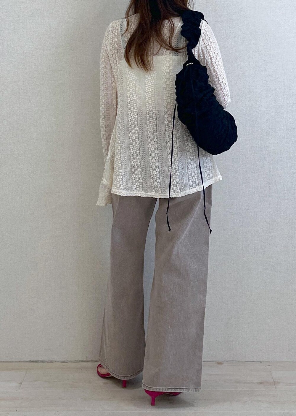 ホワイト系のキャミソール、ホワイト系のシャツ/ブラウス、ブラウン系のデニムパンツを着用したレディースの夏コーディネートの4枚目の写真