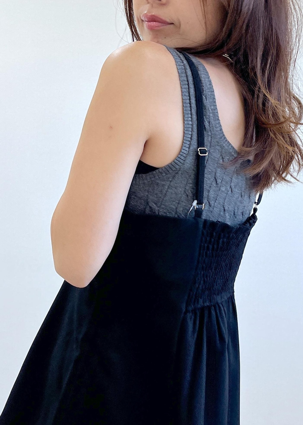 シルバー系のパンプス、ブラック系のキャミソール、ベージュ系のカバーオールを着用したレディースの秋コーディネートの5枚目の写真