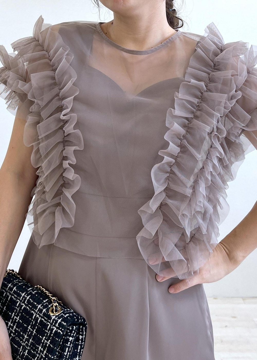 グレー系のドレスシューズ、ブラック系のショルダーバッグ、ブラウン系のつなぎ/オールインワンを着用したレディースの秋コーディネートの5枚目の写真