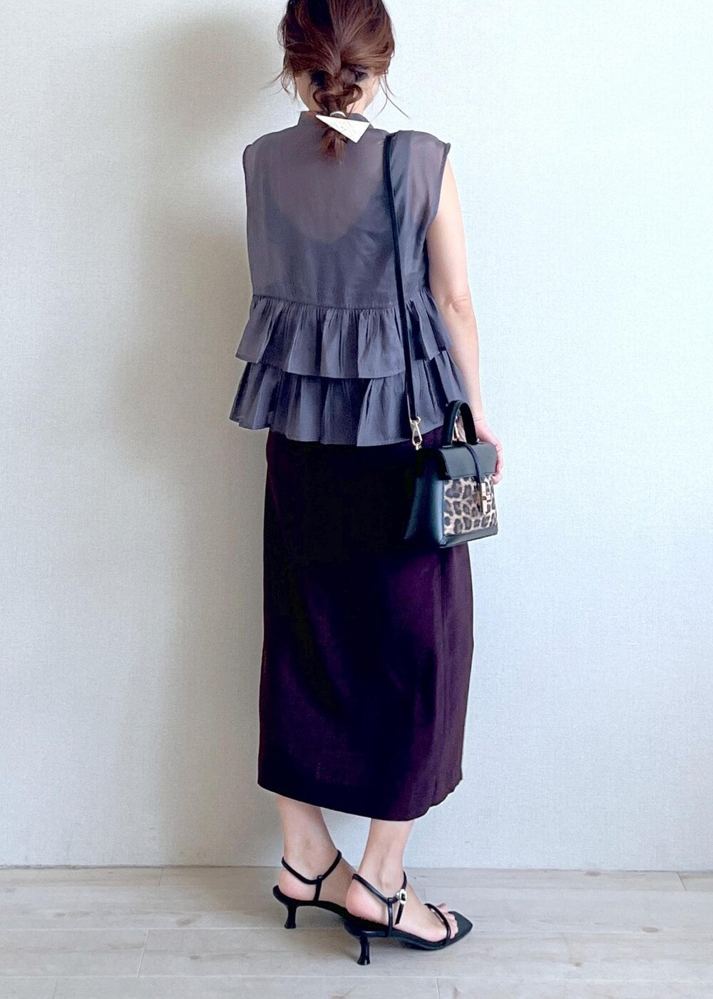 ブラック系のサンダル、ブラウン系のスカート、グレー系のシャツ/ブラウスを着用したレディースの夏コーディネートの4枚目の写真