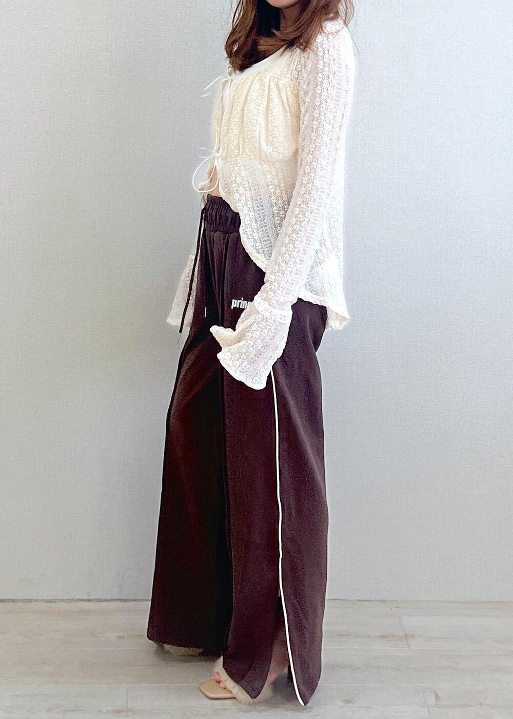 ホワイト系のキャミソール、ベージュ系のドレスシューズ、ホワイト系のシャツ/ブラウスを着用したレディースの夏コーディネートの2枚目の写真