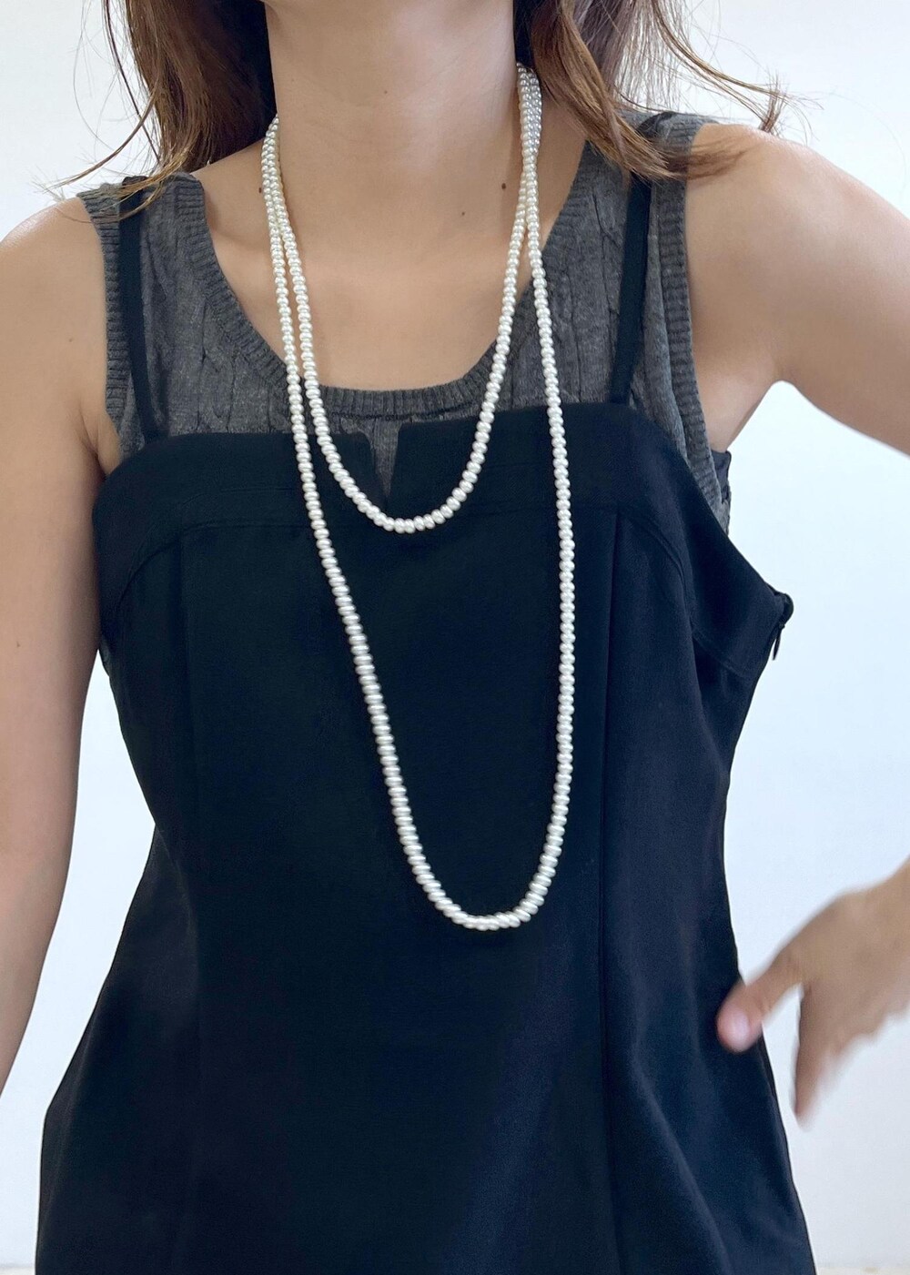 シルバー系のパンプス、ブラック系のキャミソール、ベージュ系のカバーオールを着用したレディースの秋コーディネートの4枚目の写真