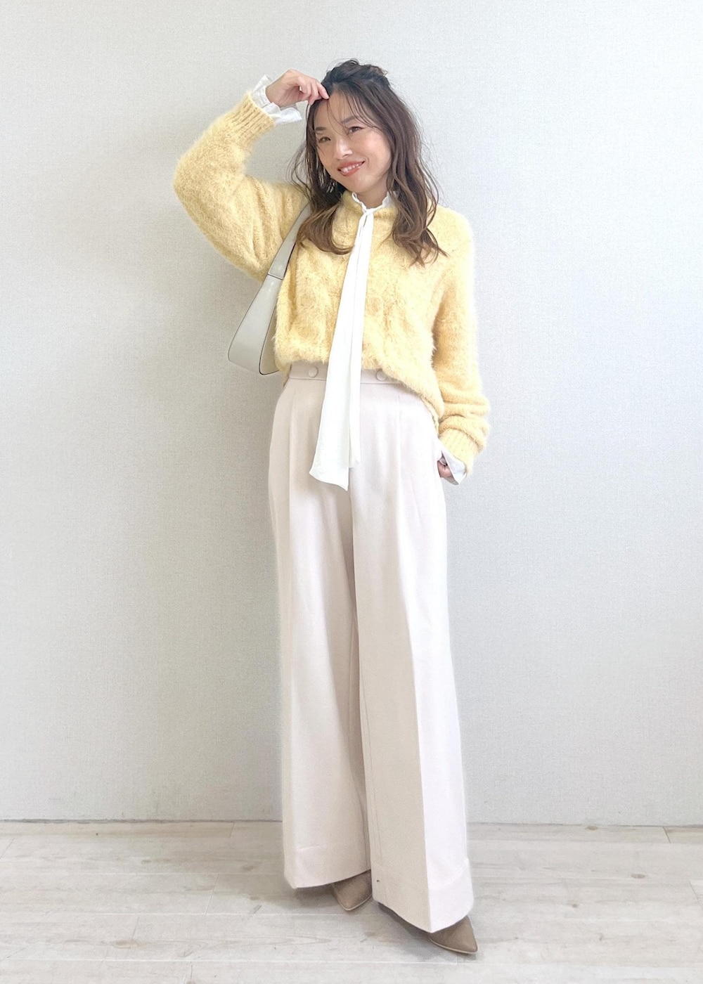 ベージュ系のブーツ、ホワイト系のハンドバッグ、ホワイト系のシャツ/ブラウスを着用したレディースの秋コーディネートの8枚目の写真