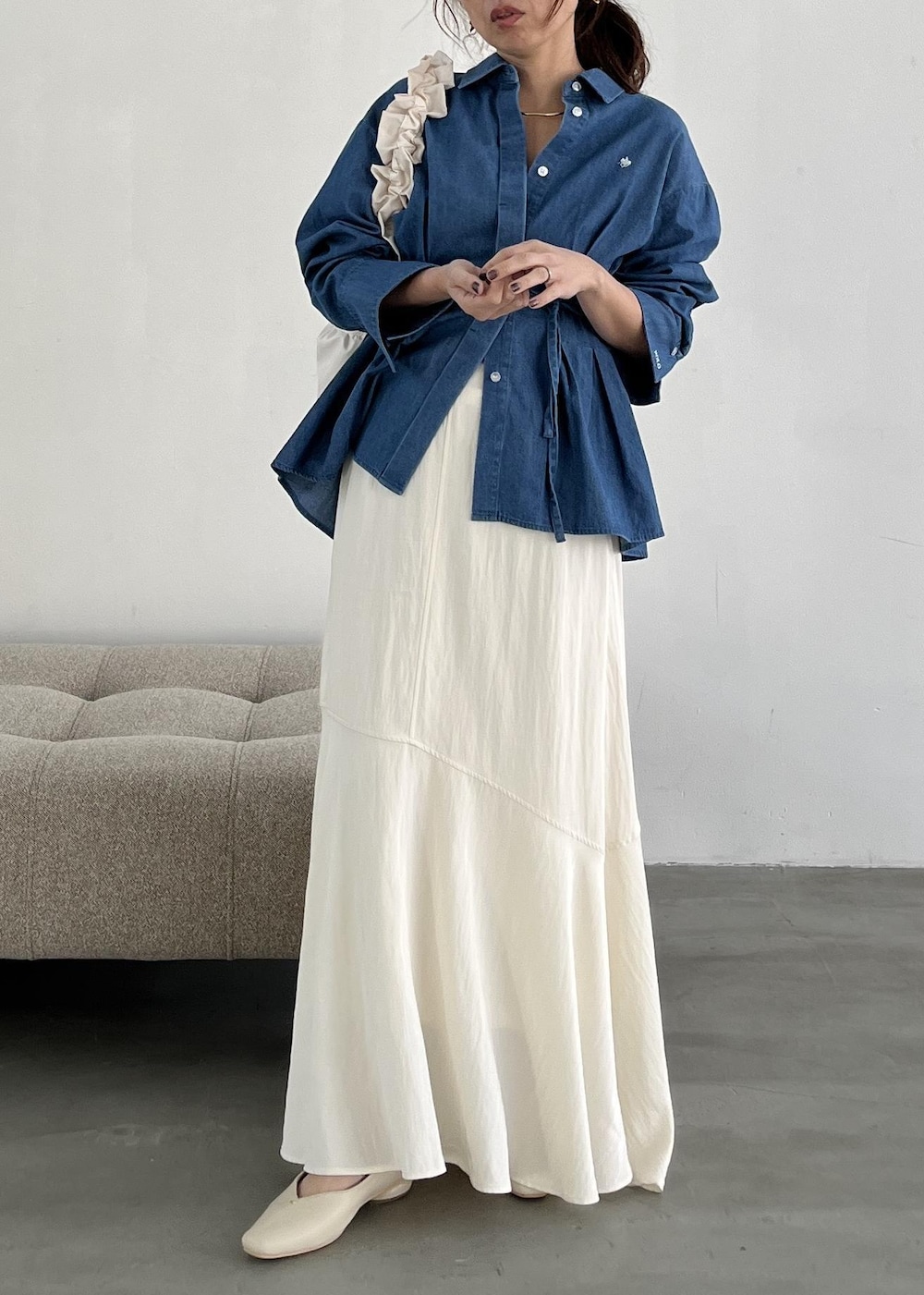 ホワイト系のショルダーバッグ、ホワイト系のパンプス、ホワイト系のスカートを着用したレディースの冬コーディネートの4枚目の写真