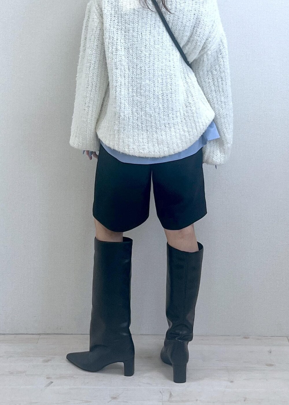 ブラック系のショルダーバッグ、ブラック系のブーツ、ブラック系のその他パンツを着用したレディースの秋コーディネートの4枚目の写真