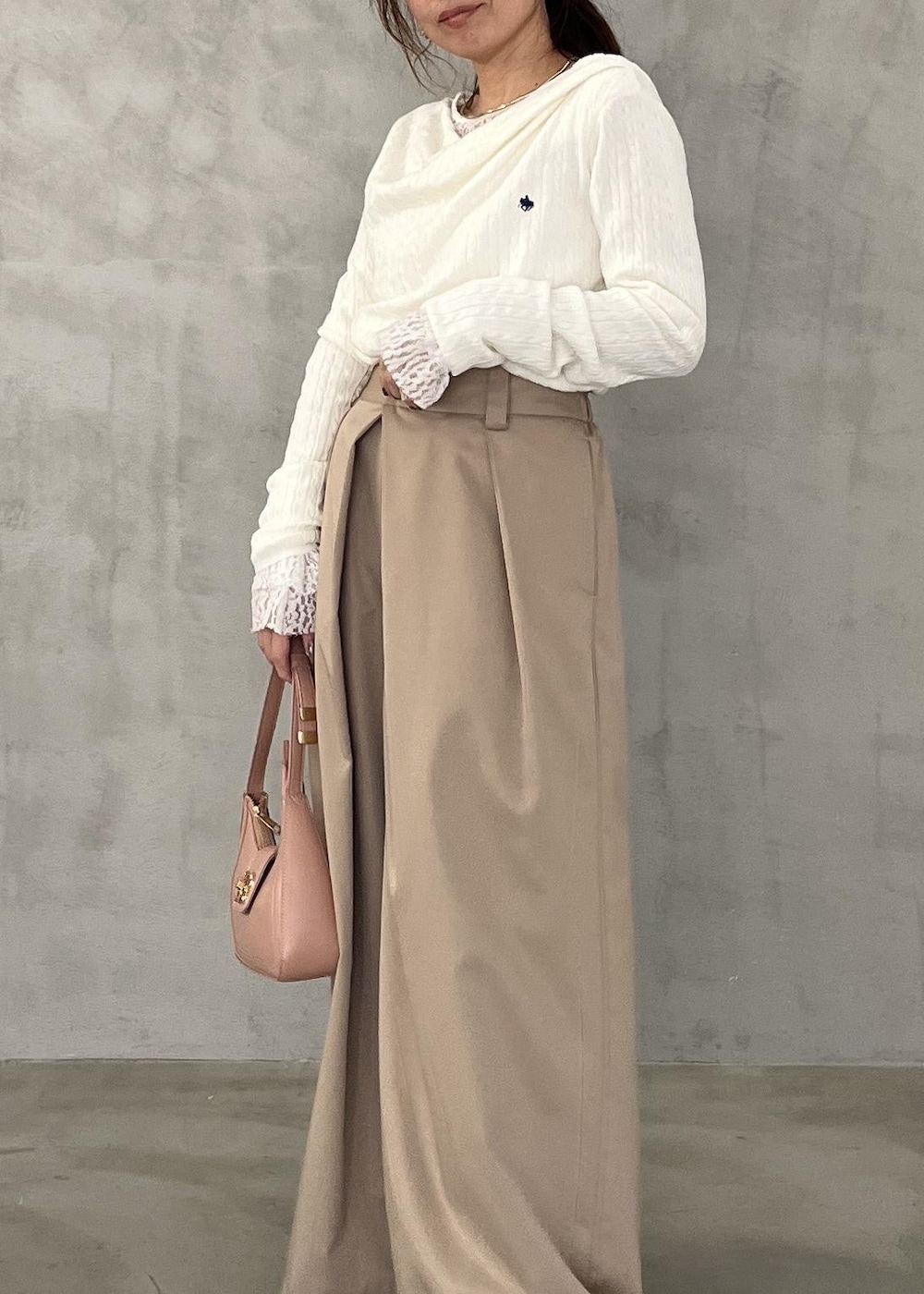 ブラック系のパンプス、ベージュ系のその他パンツ、ホワイト系のTシャツ/カットソーを着用したレディースの冬コーディネートの6枚目の写真