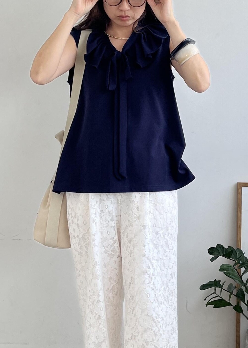ブラック系のサンダル、ホワイト系のその他パンツ、ブルー系のシャツ/ブラウスを着用したレディースの夏コーディネートの2枚目の写真
