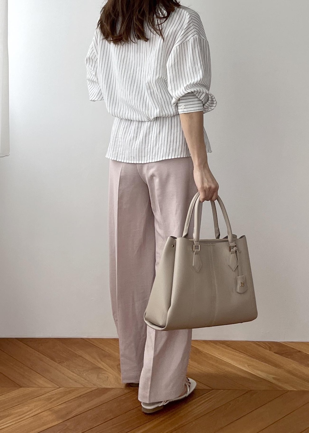 ピンク系のその他パンツ、ベージュ系のトートバッグ、ホワイト系のシャツ/ブラウスを着用したレディースの春コーディネートの5枚目の写真