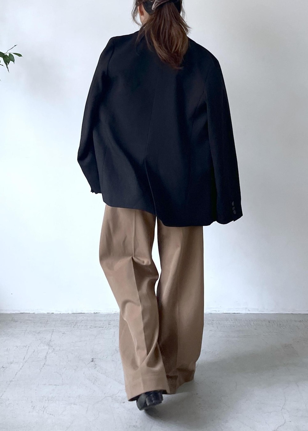 ブラック系のテーラードジャケット、ホワイト系のTシャツ/カットソー、ブラック系のパンプスを着用したレディースの秋コーディネートの5枚目の写真