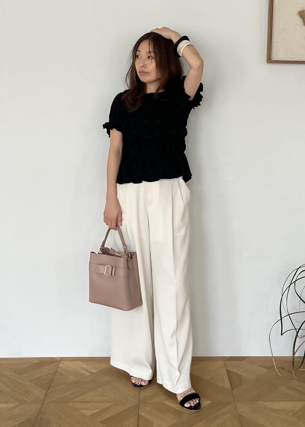 ブラック系のサンダル、ホワイト系のその他パンツ、ブラック系のTシャツ/カットソーを着用したレディースの夏コーディネートの7枚目の写真
