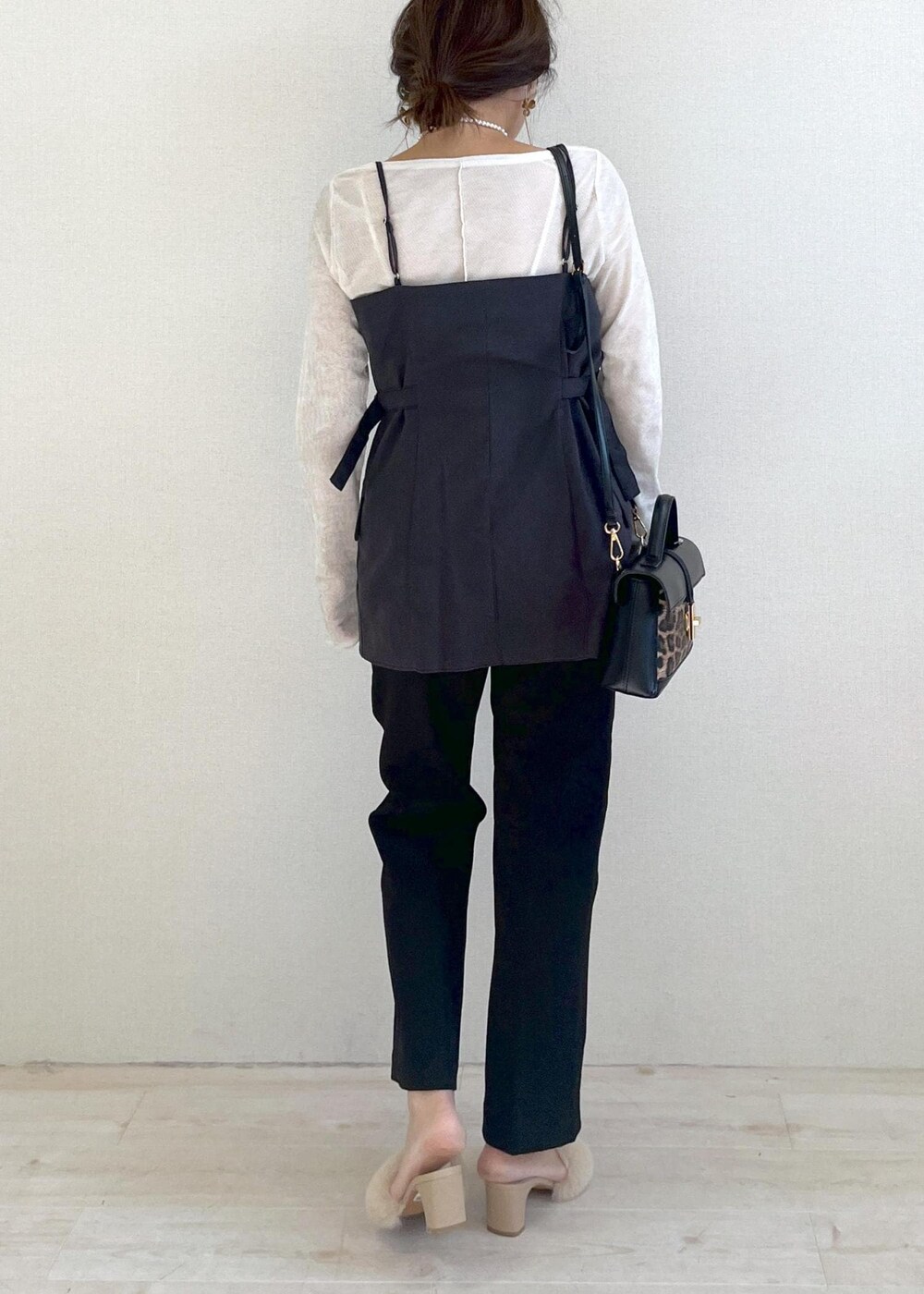 その他のショルダーバッグ、ベージュ系のドレスシューズ、ブラック系のスラックスを着用したレディースの秋コーディネートの4枚目の写真