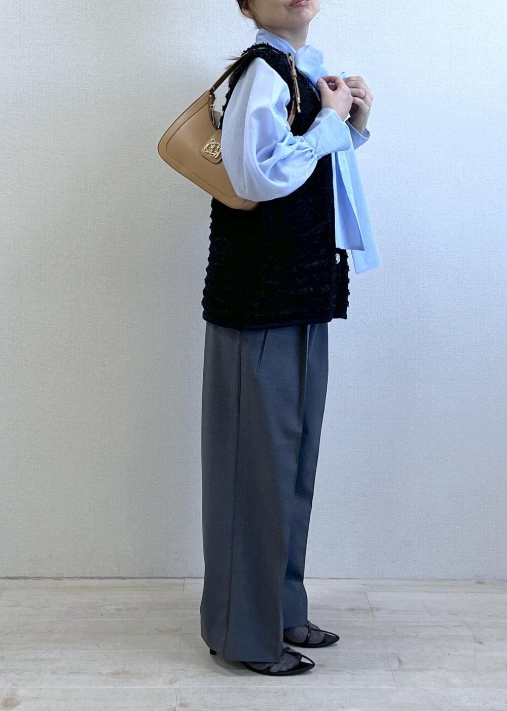 グレー系のその他パンツ、ブルー系のシャツ/ブラウス、イエロー系のショルダーバッグを着用したレディースの冬コーディネートの2枚目の写真