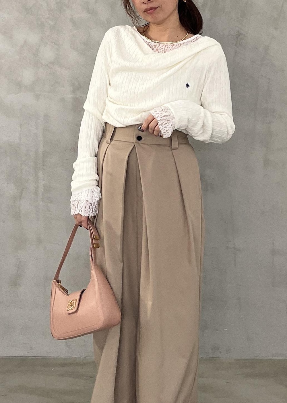 ブラック系のパンプス、ベージュ系のその他パンツ、ホワイト系のTシャツ/カットソーを着用したレディースの冬コーディネートの3枚目の写真