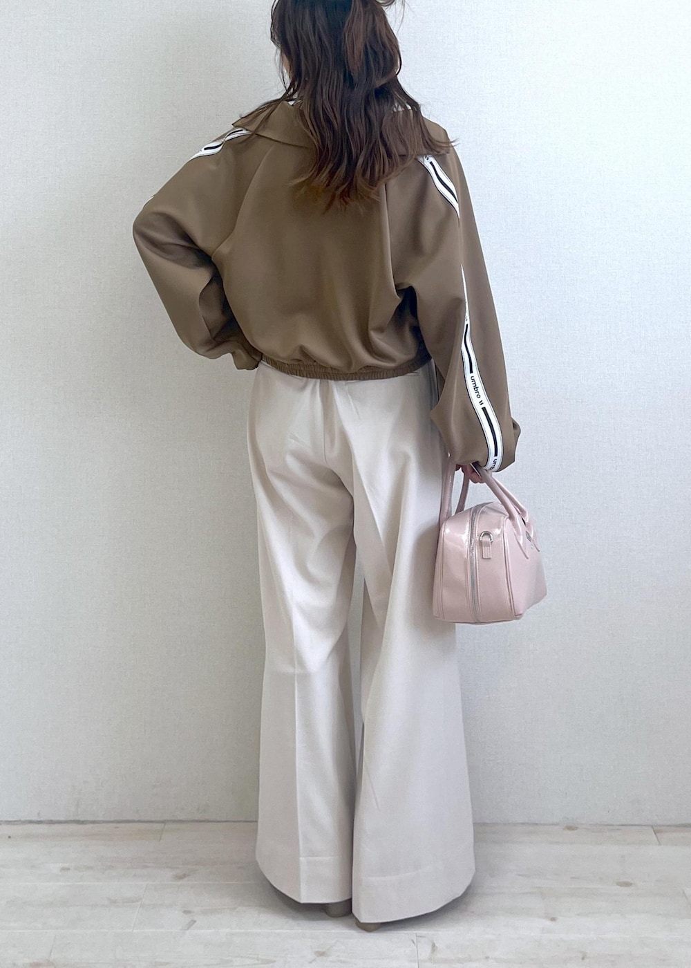 ベージュ系のブーツ、ベージュ系のその他アウター、ベージュ系のその他パンツを着用したレディースの秋コーディネートの4枚目の写真