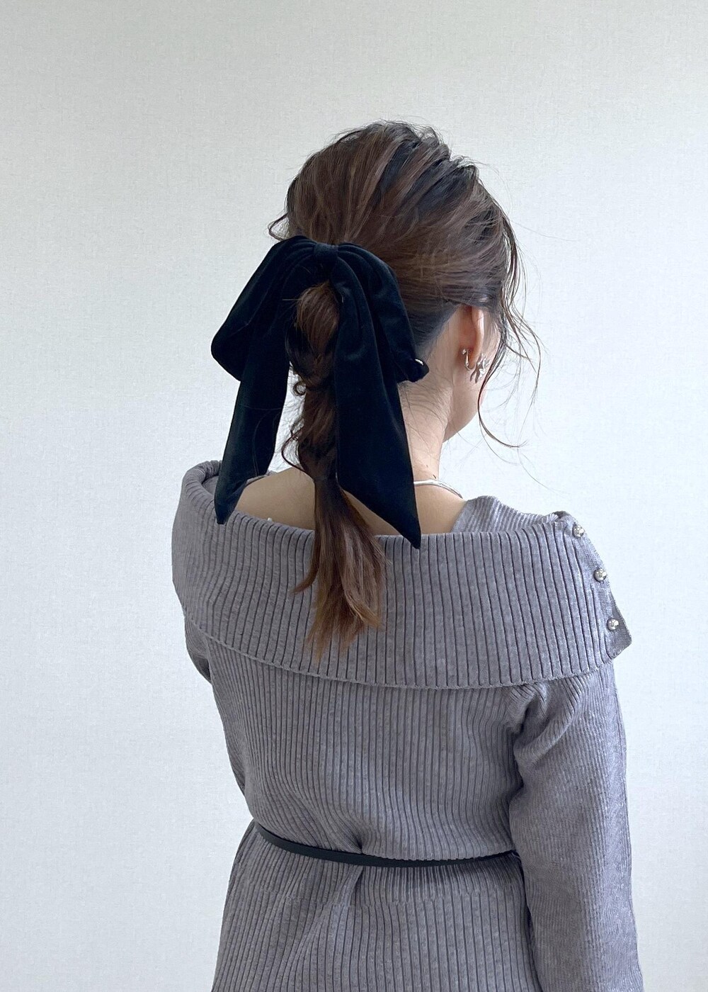 ブラック系のスラックス、ブラック系のショルダーバッグ、ブラック系のブーツを着用したレディースの秋コーディネートの9枚目の写真