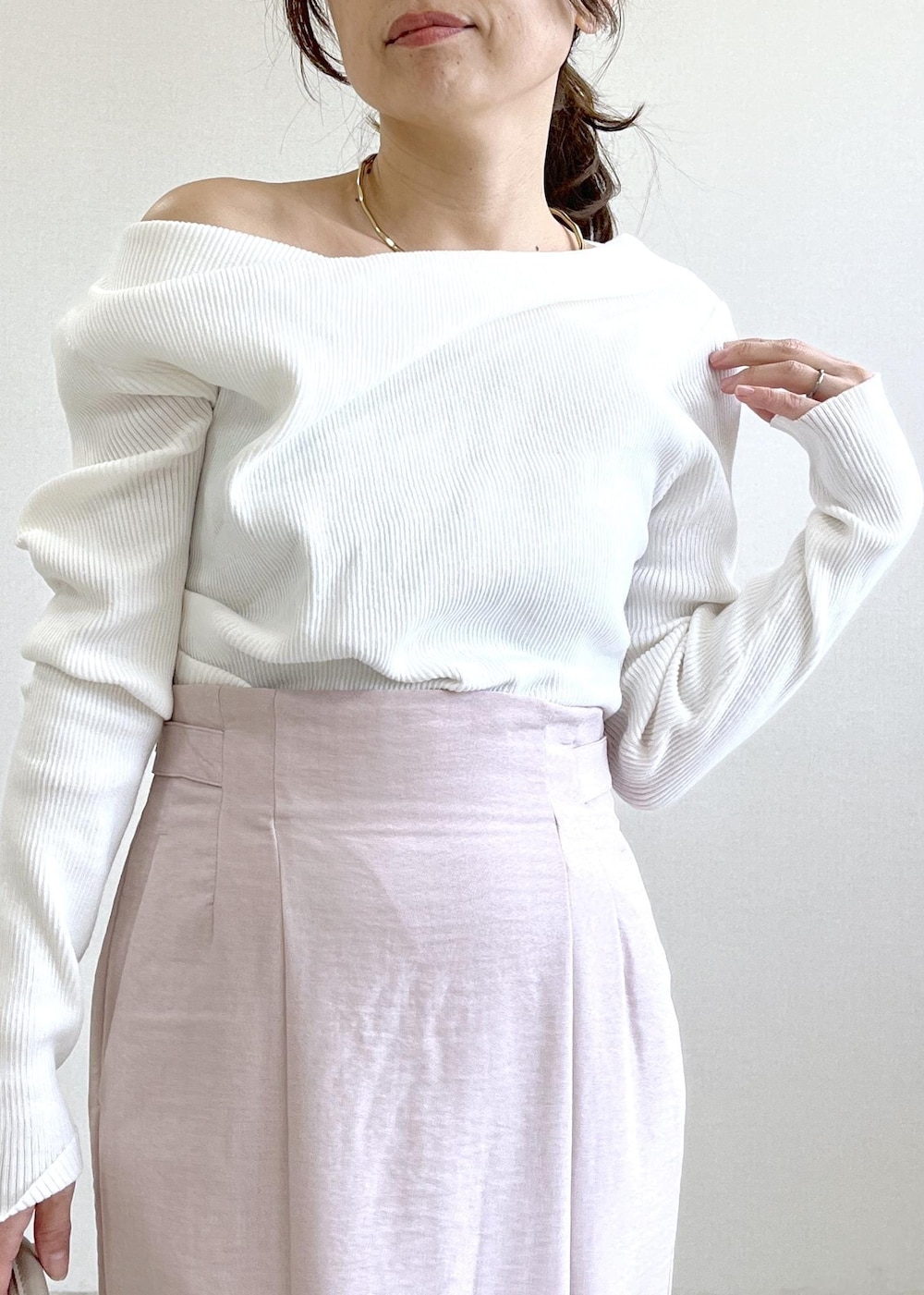 ベージュ系のパンプス、ホワイト系のニット/セーター、ピンク系のスカートを着用したレディースの春コーディネートの6枚目の写真