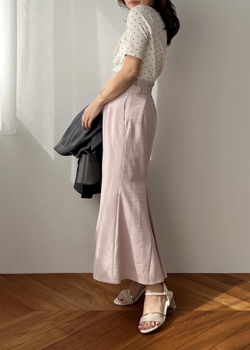 グレー系のショルダーバッグ、グレー系のテーラードジャケット、ピンク系のスカートを着用したレディースの春コーディネートの7枚目の写真