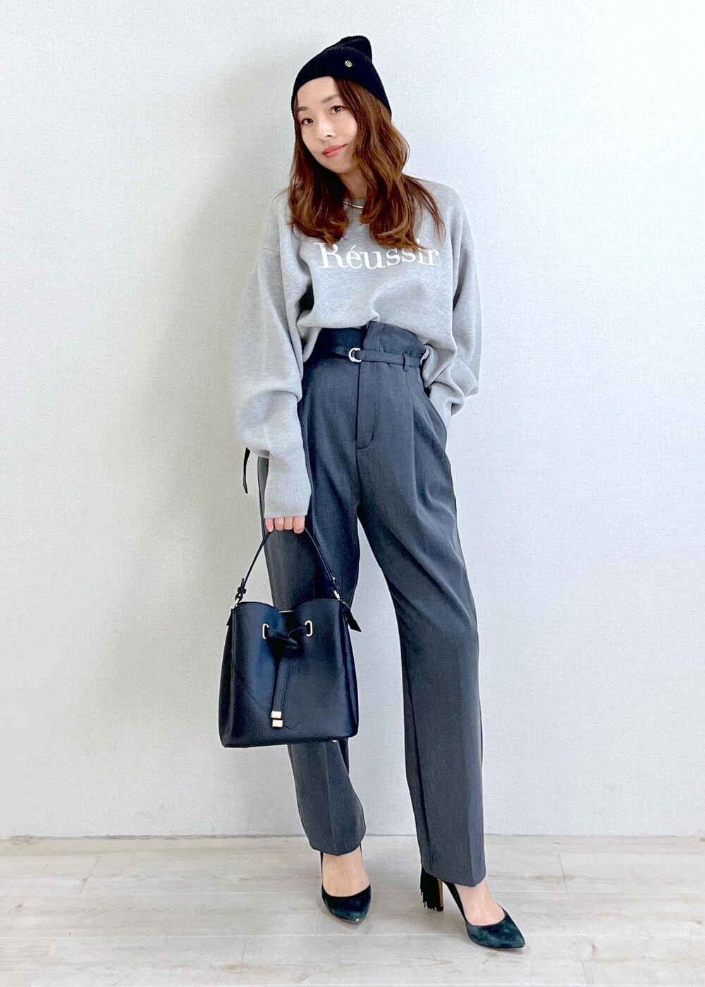 ブラック系のショルダーバッグ、グレー系のニット/セーター、グレー系のその他パンツを着用したレディースの秋コーディネートの7枚目の写真