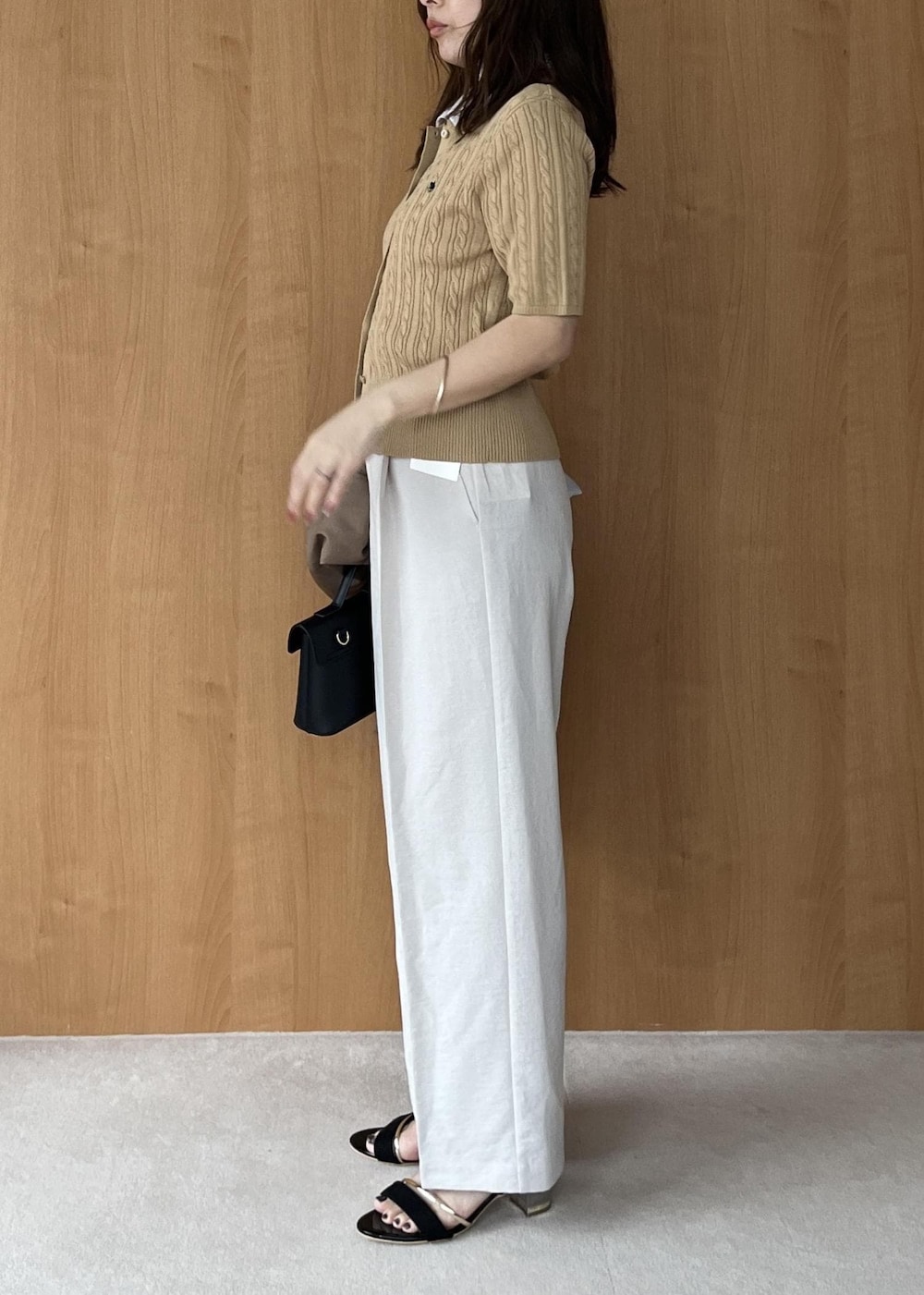 ブラック系のショルダーバッグ、イエロー系のテーラードジャケット、ホワイト系のその他パンツを着用したレディースの春コーディネートの9枚目の写真