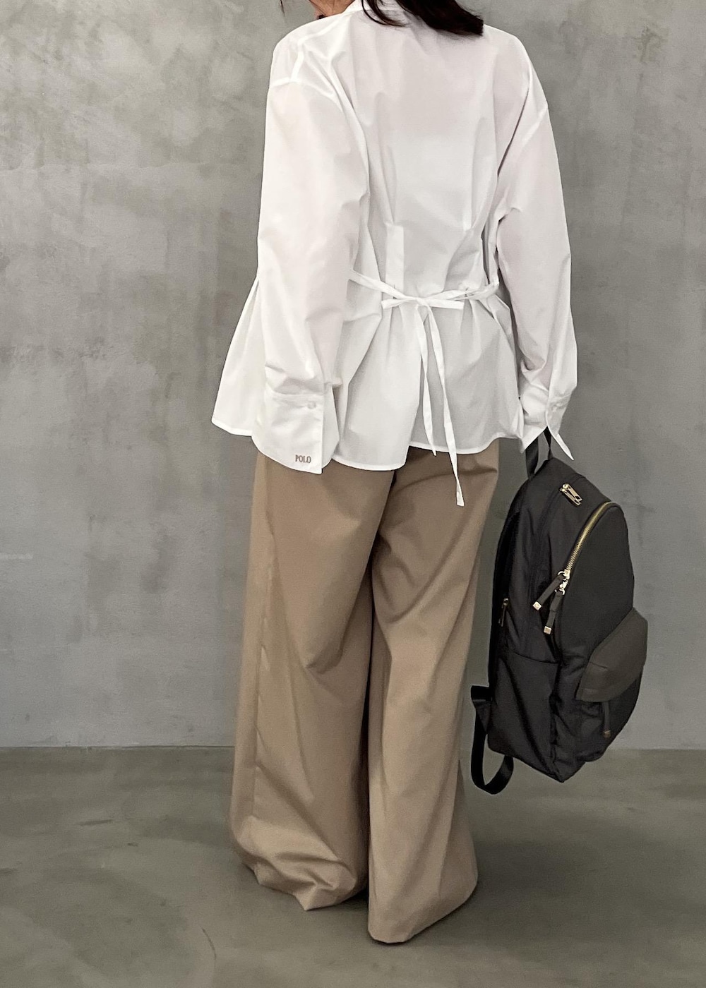 ブラック系のパンプス、ベージュ系のその他パンツ、グレー系のバックパック/リュックを着用したレディースの冬コーディネートの9枚目の写真