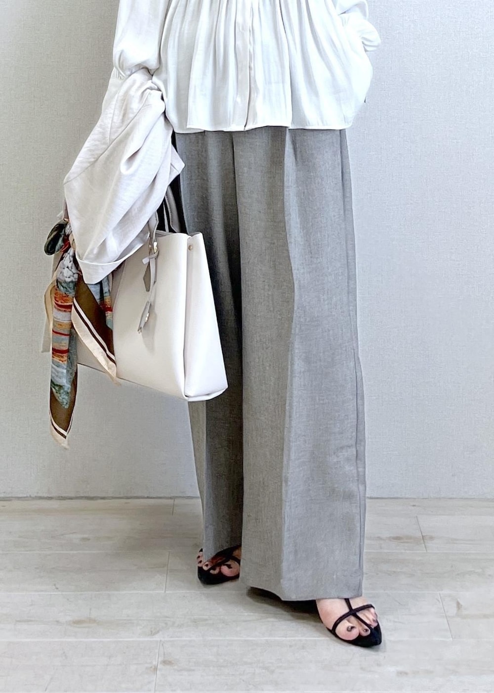 ホワイト系のシャツ/ブラウス、グレー系のその他パンツ、ホワイト系のテーラードジャケットを着用したレディースの春コーディネートの9枚目の写真