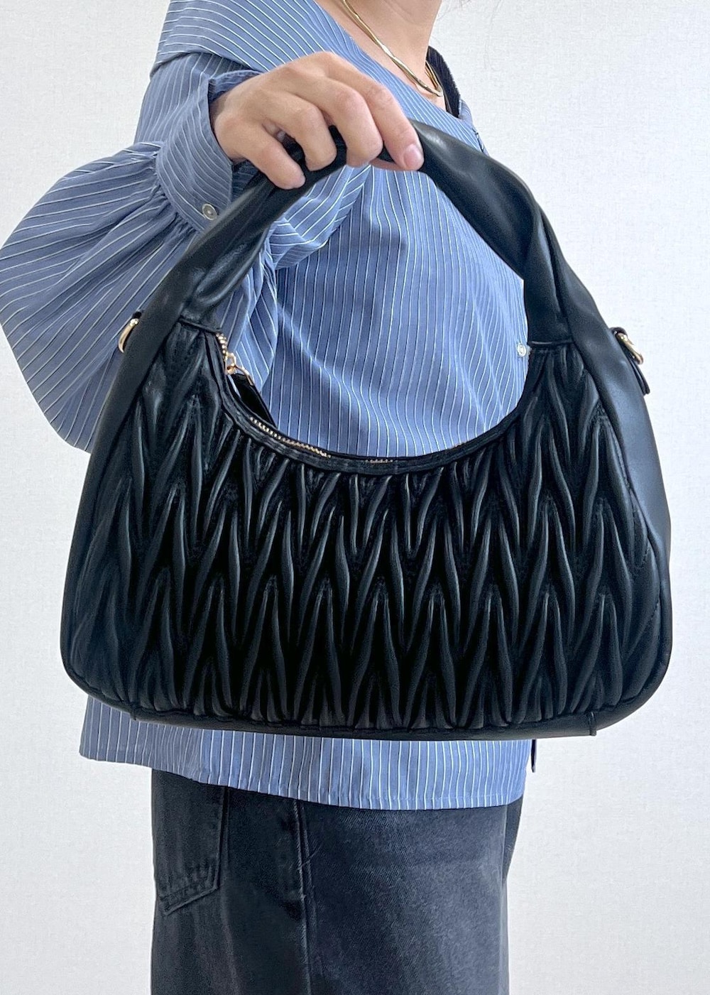 ブルー系のシャツ/ブラウス、グレー系のデニムパンツ、ブラック系のハンドバッグを着用したレディースの秋コーディネートの3枚目の写真