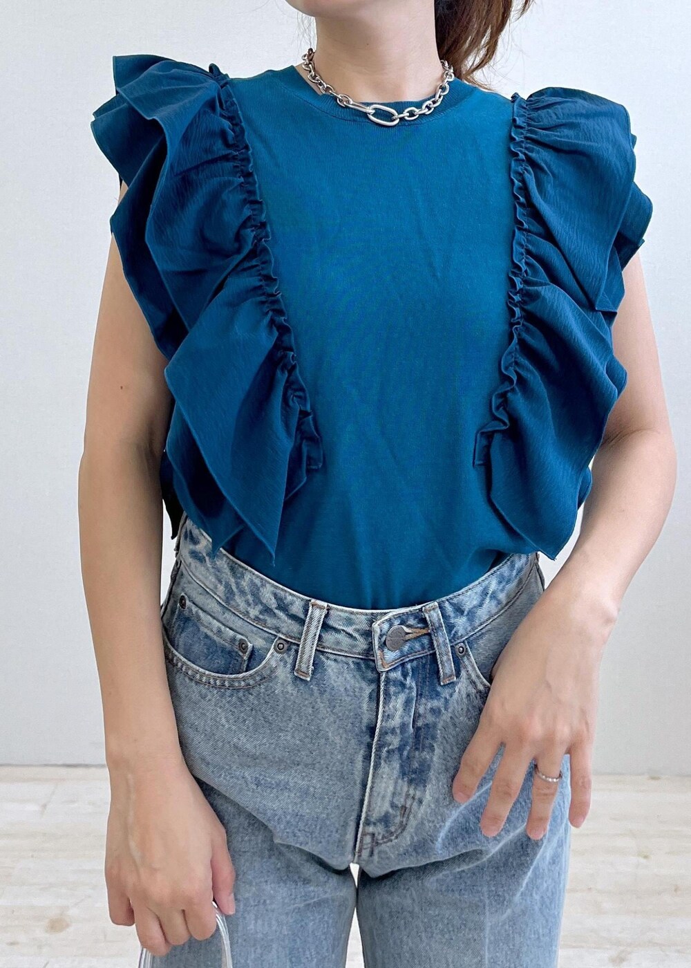 ベージュ系のドレスシューズ、ブルー系のTシャツ/カットソー、ブルー系のデニムパンツを着用したレディースの夏コーディネートの5枚目の写真