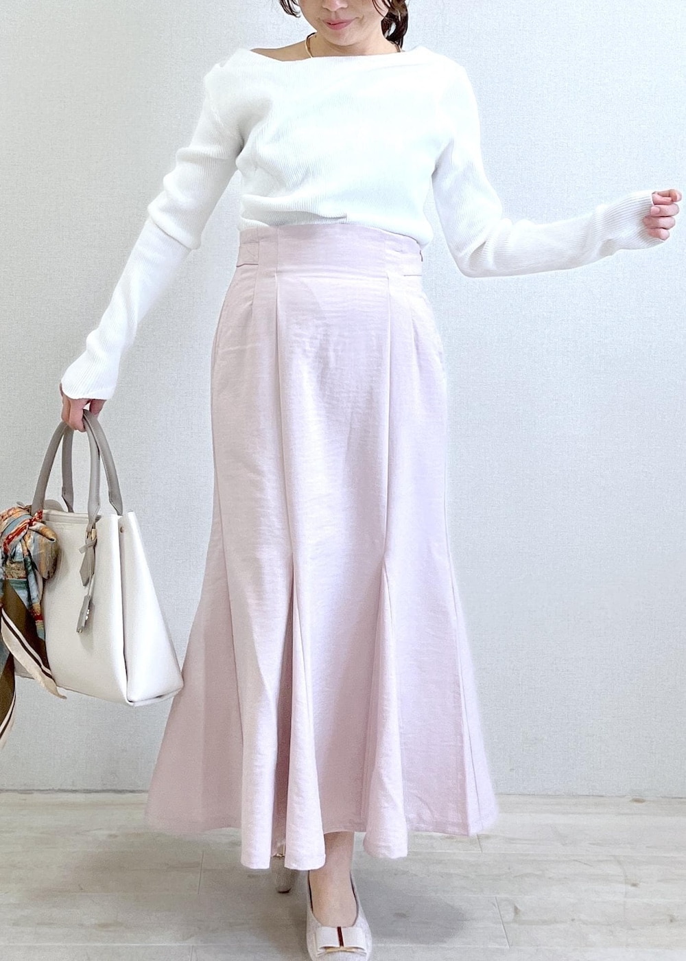 ベージュ系のパンプス、ホワイト系のニット/セーター、ピンク系のスカートを着用したレディースの春コーディネートの8枚目の写真