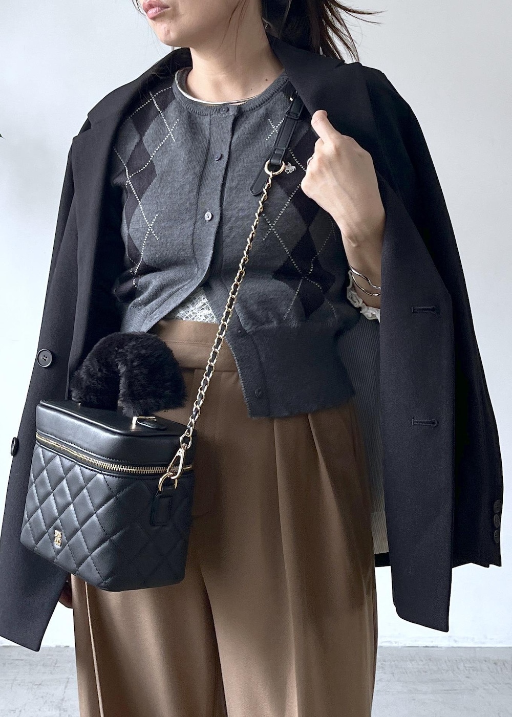 ブラック系のテーラードジャケット、ホワイト系のTシャツ/カットソー、ブラック系のパンプスを着用したレディースの秋コーディネートの8枚目の写真