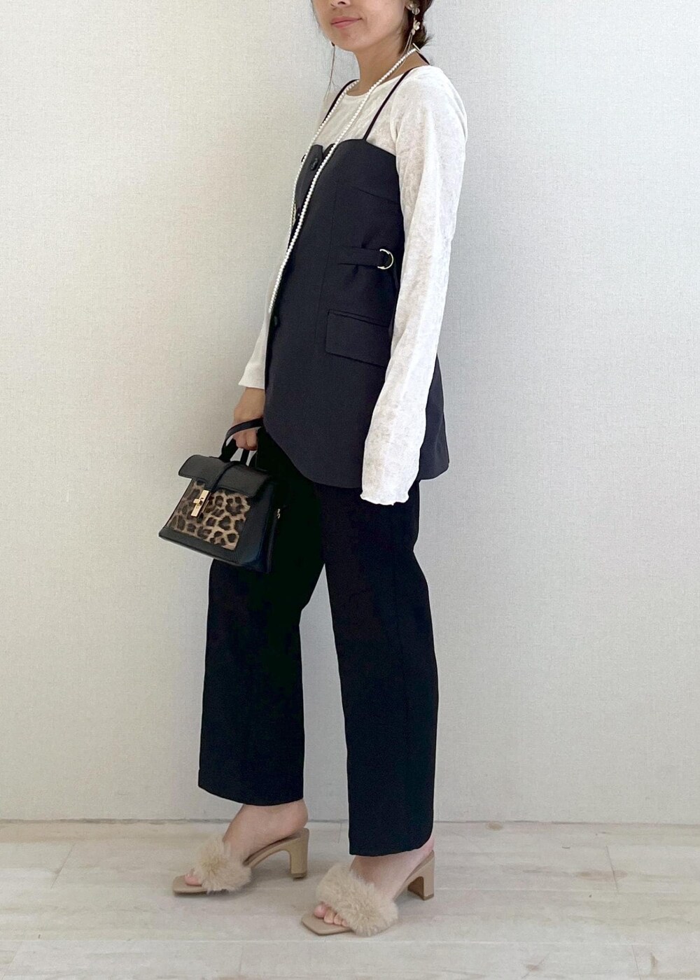 その他のショルダーバッグ、ベージュ系のドレスシューズ、ブラック系のスラックスを着用したレディースの秋コーディネートの2枚目の写真