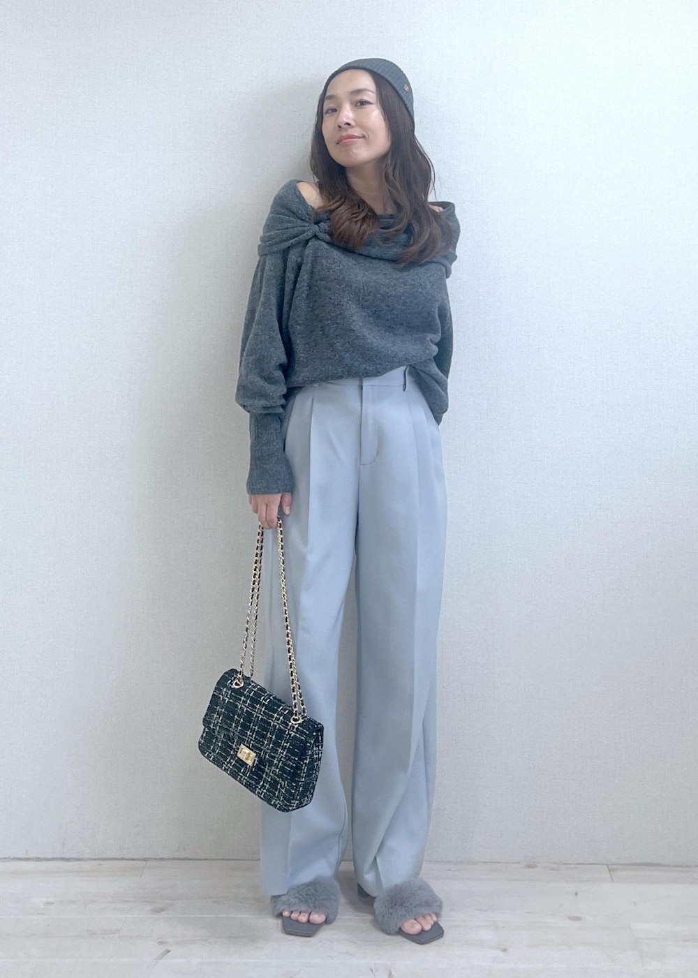 グレー系のドレスシューズ、ブラック系のショルダーバッグ、グレー系のニット/セーターを着用したレディースの秋コーディネートの7枚目の写真