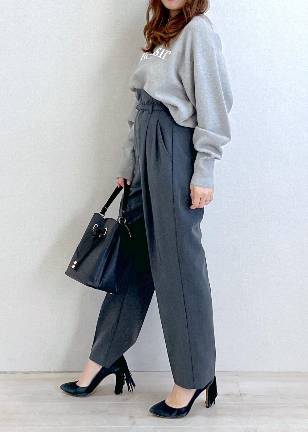 ブラック系のショルダーバッグ、グレー系のニット/セーター、グレー系のその他パンツを着用したレディースの秋コーディネートの2枚目の写真