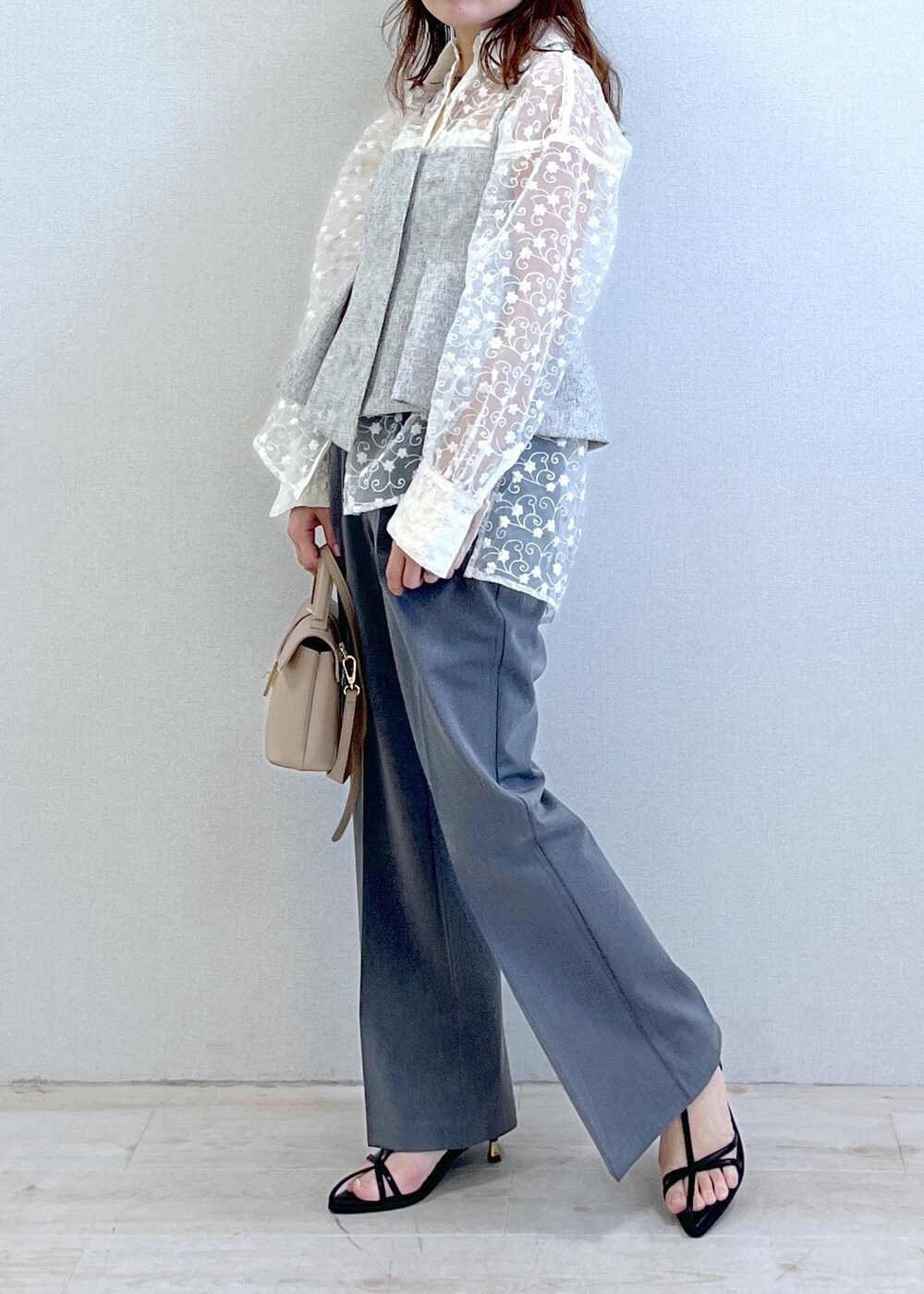 ベージュ系のショルダーバッグ、ブラック系のサンダル、ブラック系のキャミソールを着用したレディースの春コーディネートの2枚目の写真