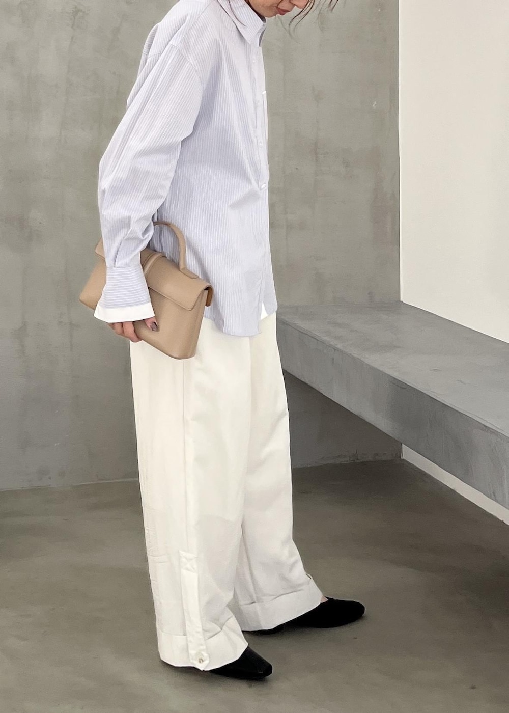 ベージュ系のショルダーバッグ、ブラック系のパンプス、ホワイト系のその他パンツを着用したレディースの冬コーディネートの9枚目の写真