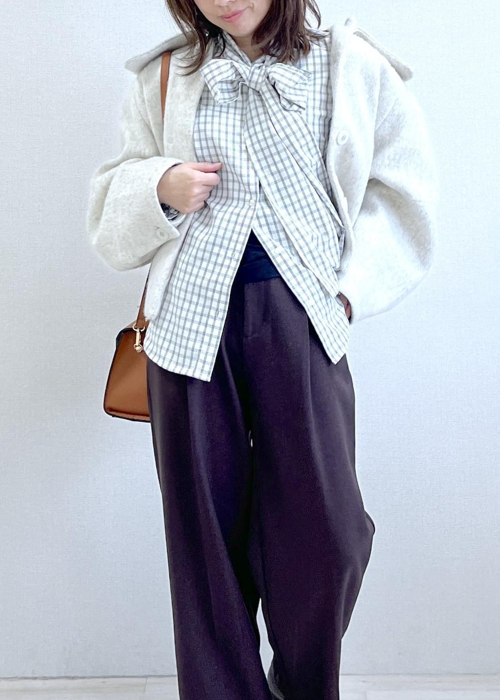 ブラック系のブーツ、ホワイト系のシャツ/ブラウス、ホワイト系のブルゾンを着用したレディースの秋コーディネートの2枚目の写真