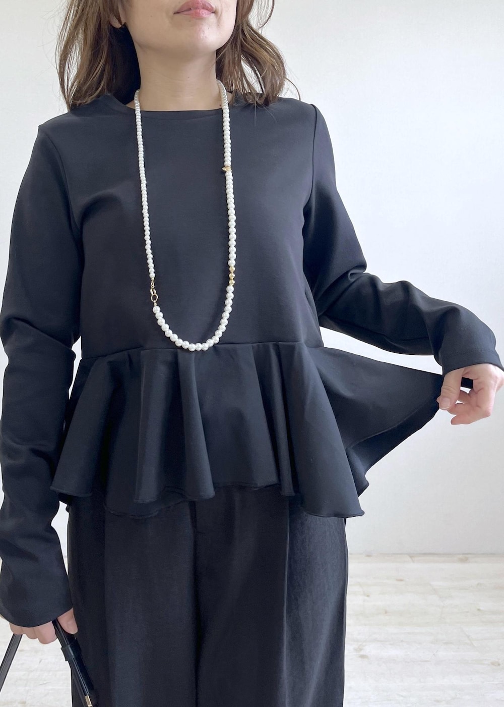 ブラック系のショルダーバッグ、ベージュ系のパンプス、ベージュ系のトレンチコートを着用したレディースの春コーディネートの8枚目の写真