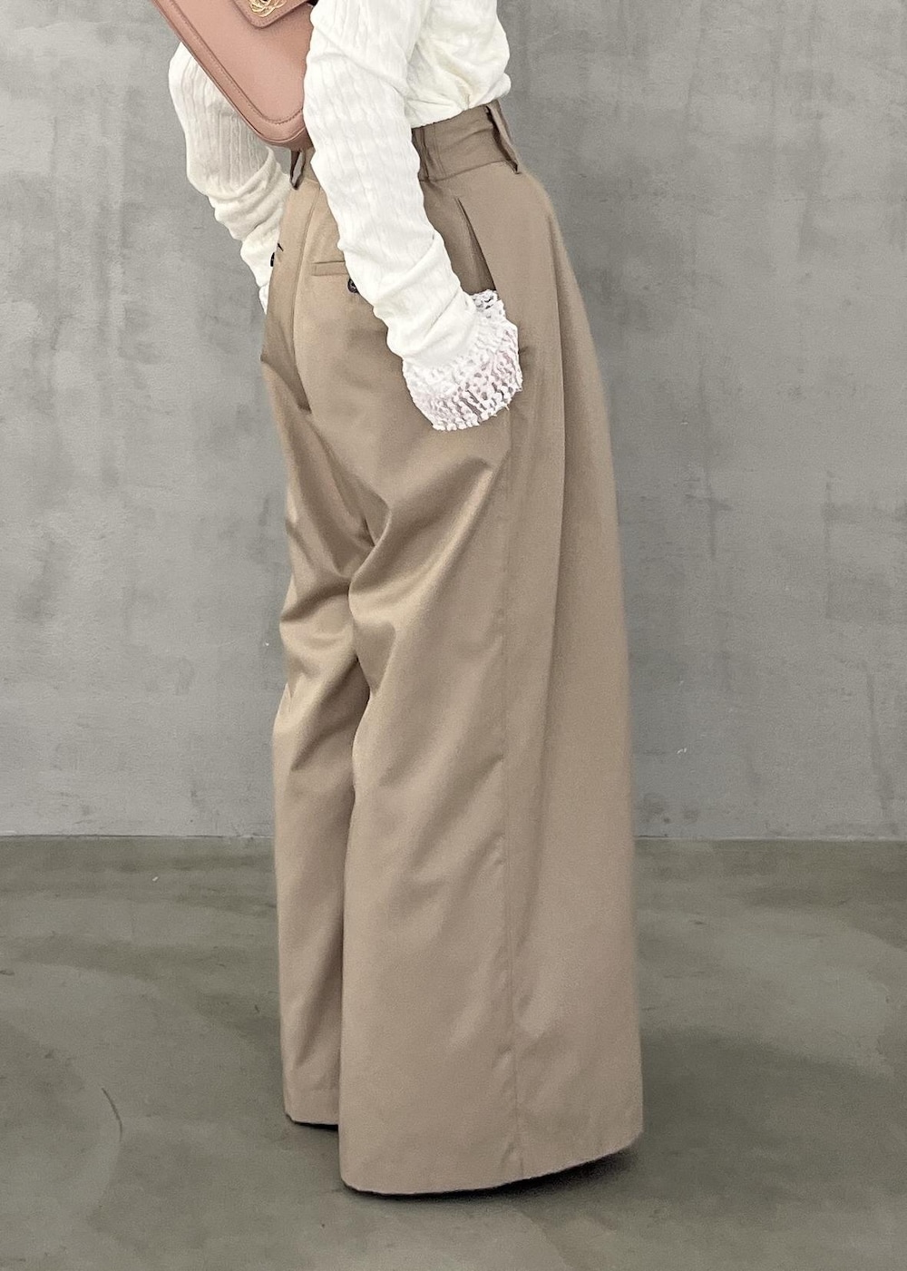 ブラック系のパンプス、ベージュ系のその他パンツ、ホワイト系のTシャツ/カットソーを着用したレディースの冬コーディネートの10枚目の写真