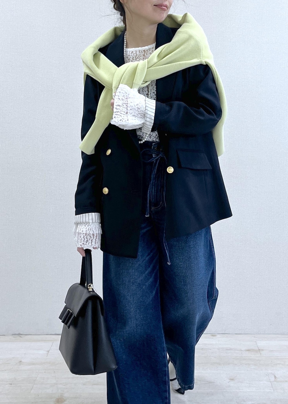 ブルー系のテーラードジャケット、グリーン系のカーディガン/ボレロ、ブルー系のデニムパンツを着用したレディースの冬コーディネートの7枚目の写真