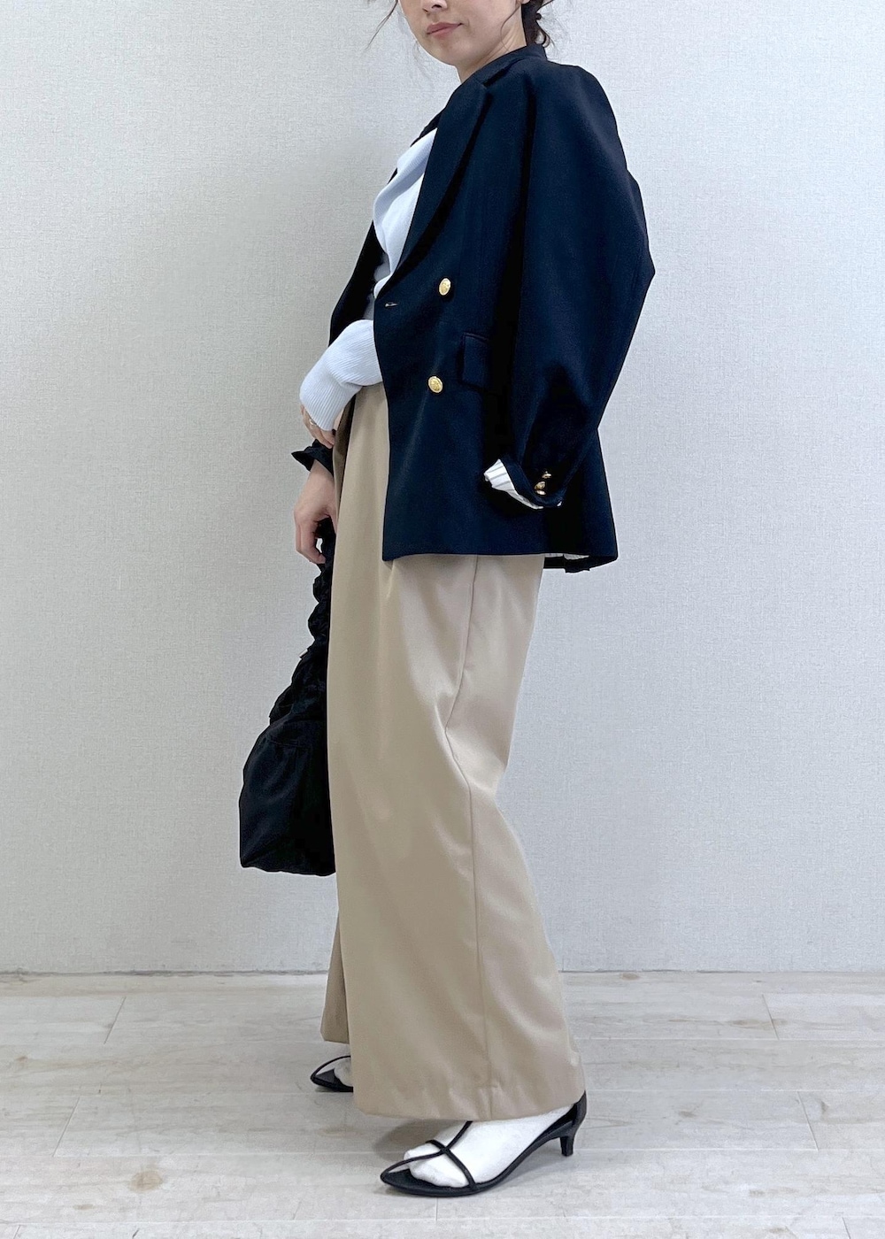 ブルー系のテーラードジャケット、ベージュ系のその他パンツ、ブラック系のショルダーバッグを着用したレディースの冬コーディネートの4枚目の写真