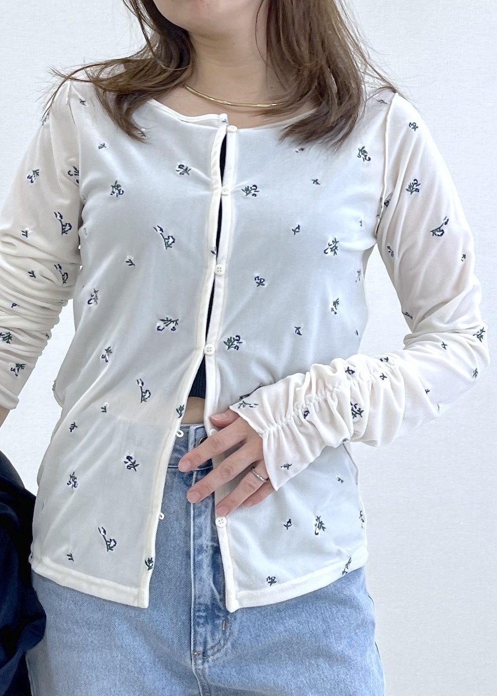 ベージュ系のショルダーバッグ、ブルー系のナイロンジャケット、ブラック系のキャミソールを着用したレディースの春コーディネートの9枚目の写真