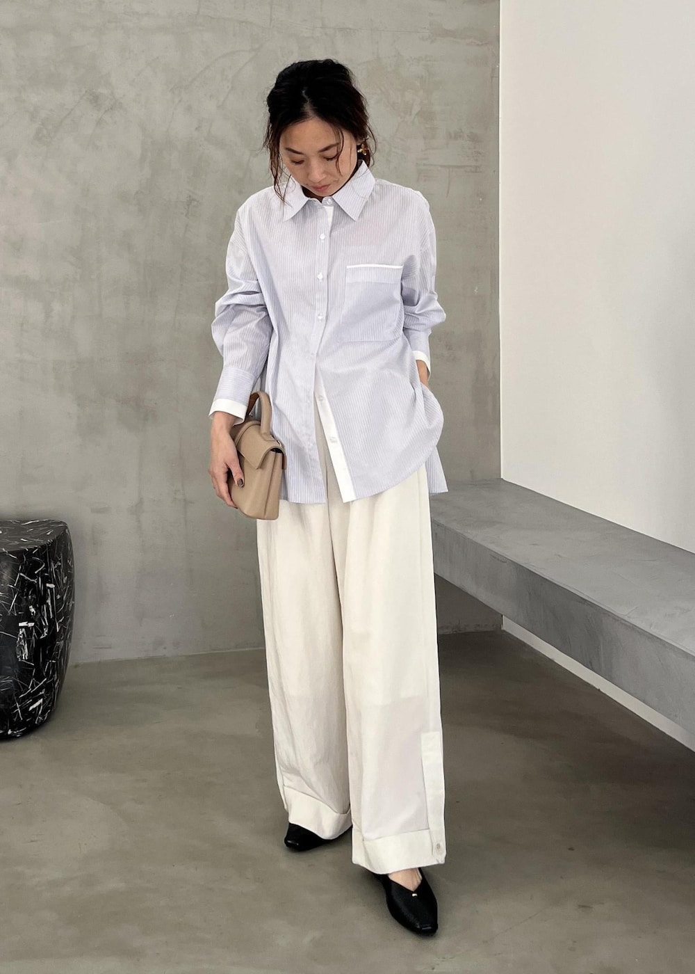 ベージュ系のショルダーバッグ、ブラック系のパンプス、ホワイト系のその他パンツを着用したレディースの冬コーディネートの7枚目の写真