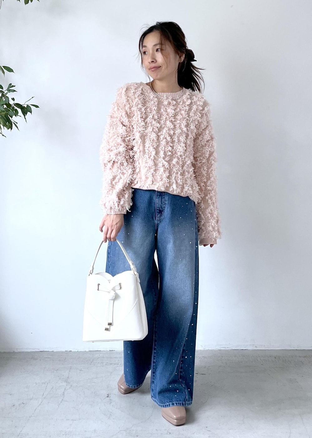 ホワイト系のショルダーバッグ、ベージュ系のブーツ、ピンク系のニット/セーターを着用したレディースの秋コーディネートの10枚目の写真