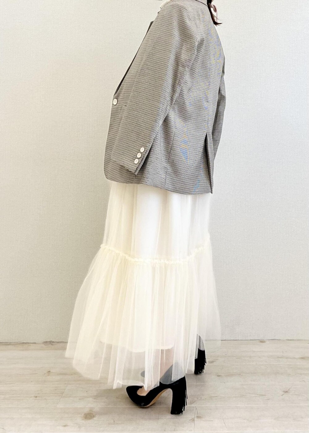 ブラウン系のテーラードジャケット、ホワイト系のスカート、ホワイト系のボストンバッグを着用したレディースの春コーディネートの2枚目の写真