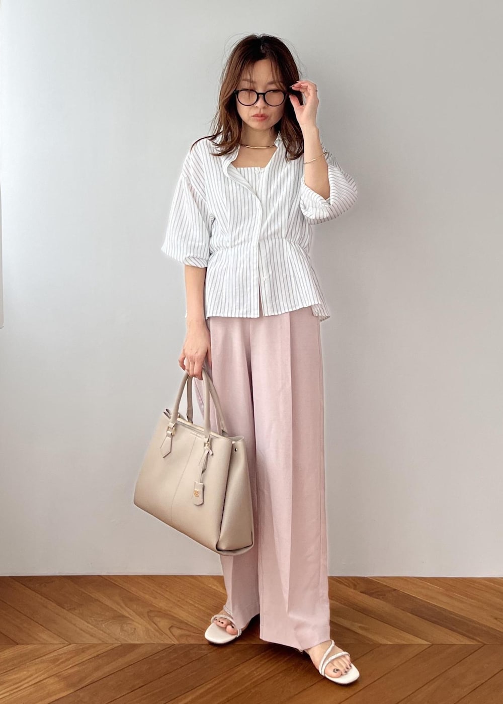 ピンク系のその他パンツ、ベージュ系のトートバッグ、ホワイト系のシャツ/ブラウスを着用したレディースの春コーディネートの6枚目の写真