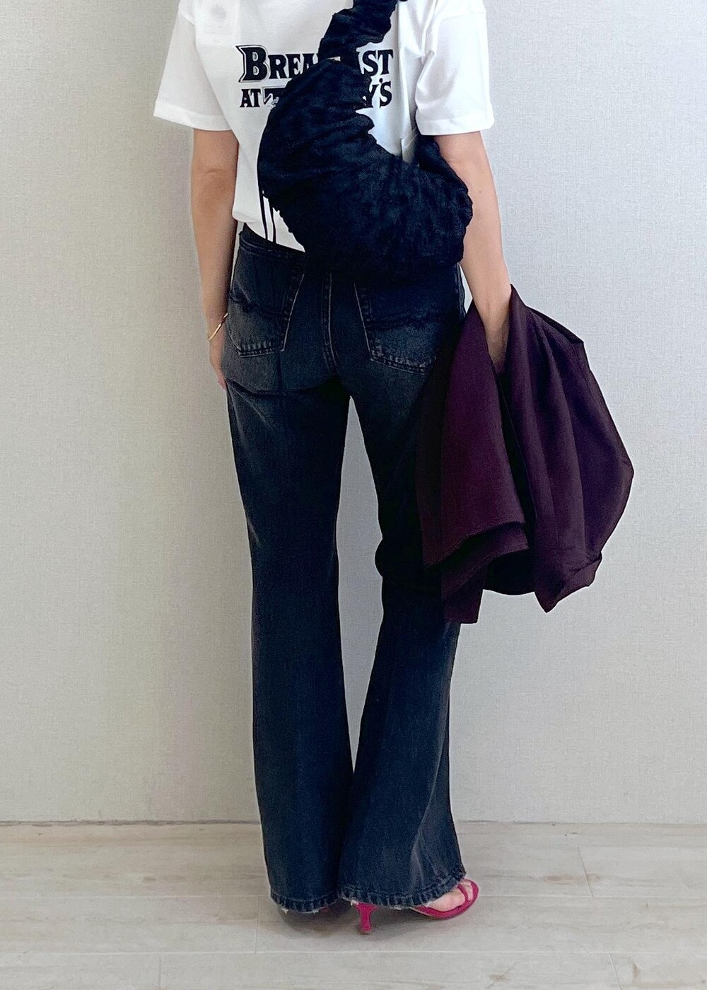 ブラック系のデニムパンツ、ホワイト系のTシャツ/カットソー、ブラウン系のテーラードジャケットを着用したレディースの夏コーディネートの9枚目の写真