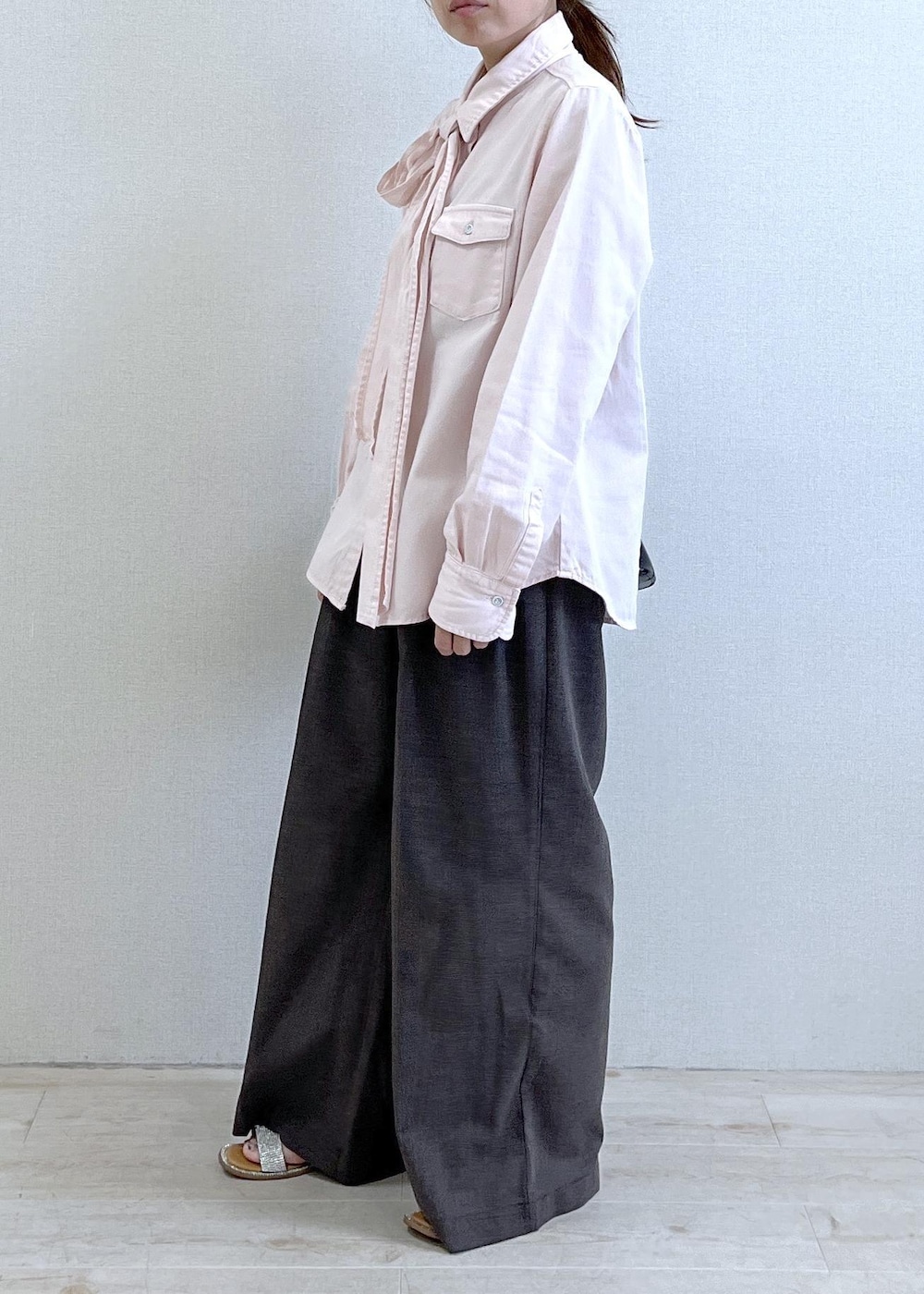 ピンク系のシャツ/ブラウス、ブラウン系のその他パンツ、ブラック系のハンドバッグを着用したレディースの夏コーディネートの7枚目の写真