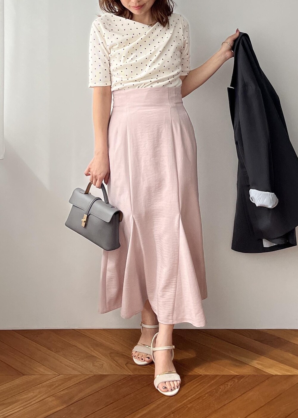 グレー系のショルダーバッグ、グレー系のテーラードジャケット、ピンク系のスカートを着用したレディースの春コーディネートの6枚目の写真