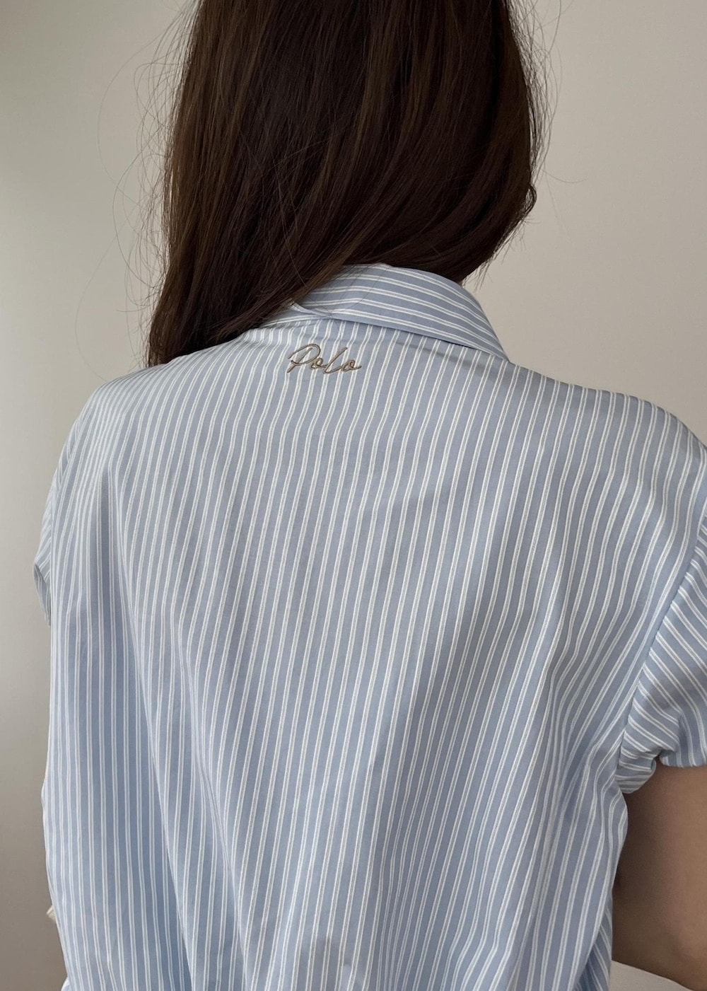 ホワイト系のその他パンツ、ホワイト系のショルダーバッグ、ホワイト系のサンダルを着用したレディースの春コーディネートの10枚目の写真