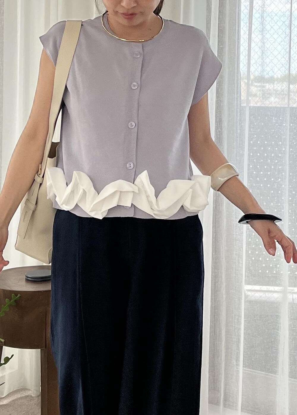 シルバー系のサンダル、ブルー系のその他パンツ、ホワイト系のショルダーバッグを着用したレディースの夏コーディネートの7枚目の写真