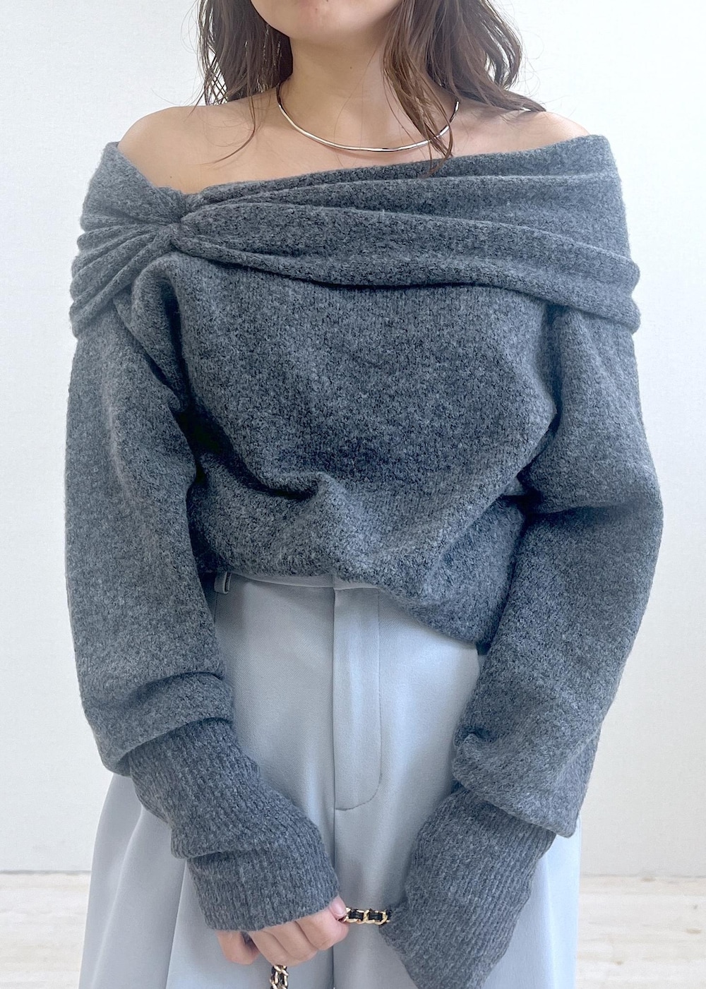 グレー系のドレスシューズ、ブラック系のショルダーバッグ、グレー系のニット/セーターを着用したレディースの秋コーディネートの6枚目の写真